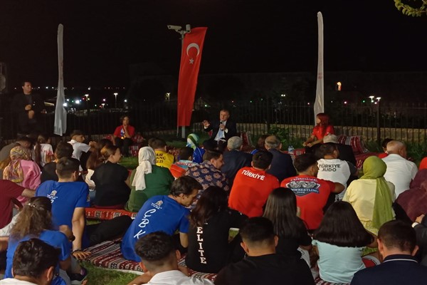 Bakan Bak, Diyarbakır'da gençlerle bir araya geldi