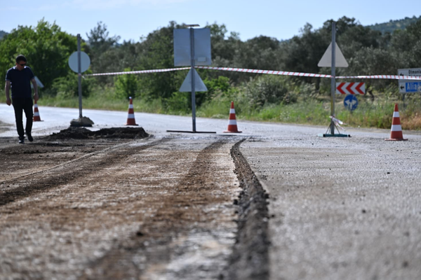 Büyüksümbüller–Ortaköy yolunda asfalt çalışması <