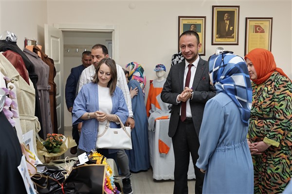 Kütahya'da Yıl Sonu Dikiş Nakış Kursu Sergisi düzenlendi<