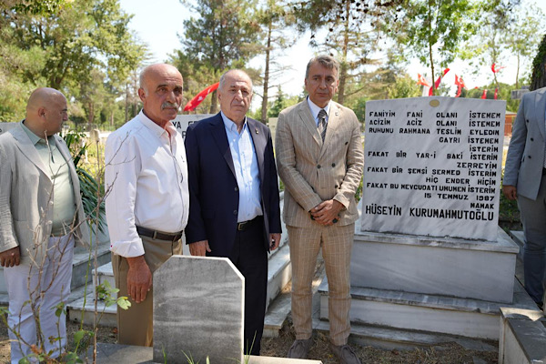 Zafer Partisi Genel Başkanı Özdağ, Bafra Şehitliği'ni ziyaret etti