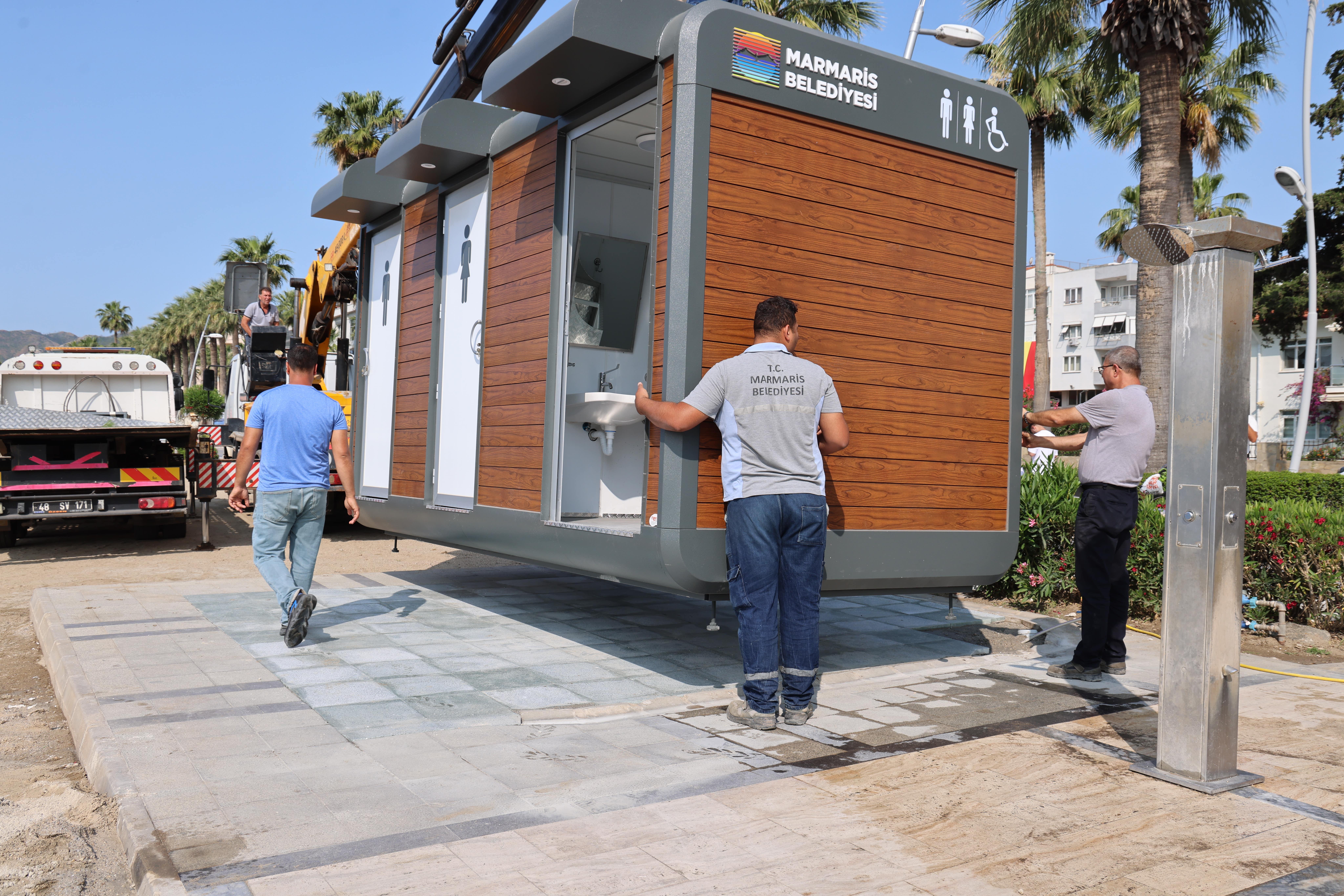 Marmaris Belediyesi, halk plajındaki kabinleri yeniledi<