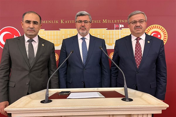 AK Parti Afyonkarahisar milletvekillerinden yeni sağlık personeli açıklaması 