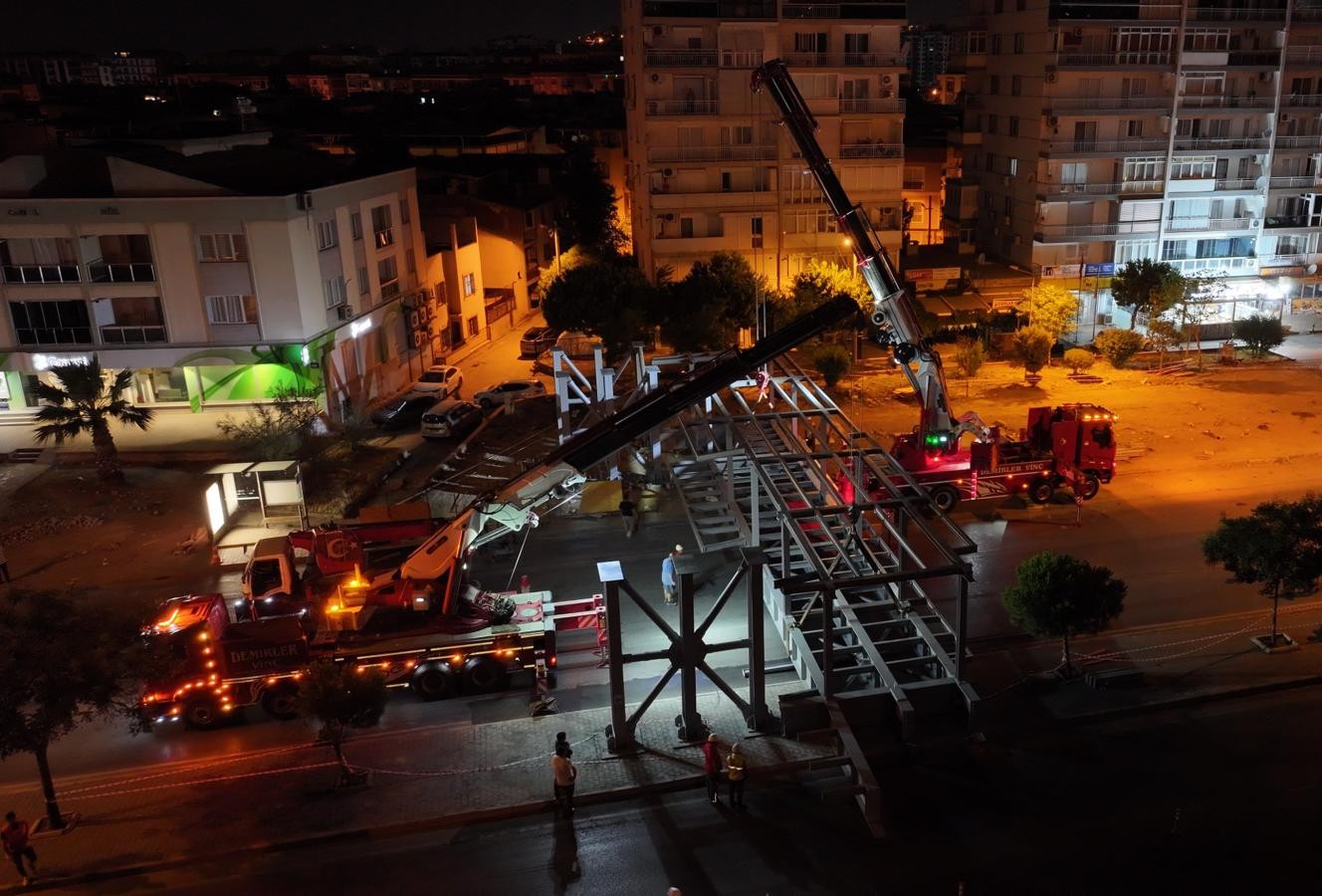 Yeni Girne Caddesi'nde üst geçit çalışması<