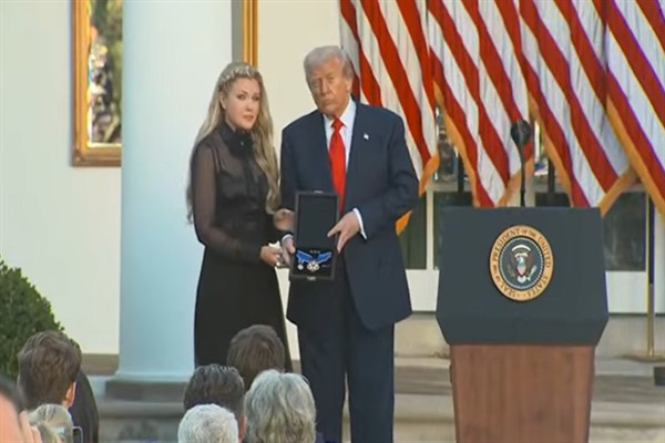Trump, Charlie Kirk'e en yüksek sivil nişanı verdi