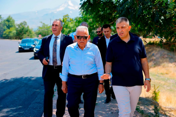 Başkan Büyükkılıç, Sazyolu Caddesi’nde devam eden sıcak asfalt çalışmalarını inceledi