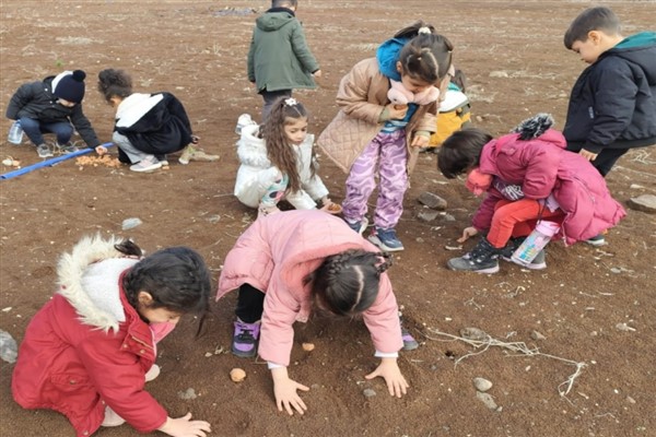 Çocuklar meşe tohumlarını toprakla buluşturdu