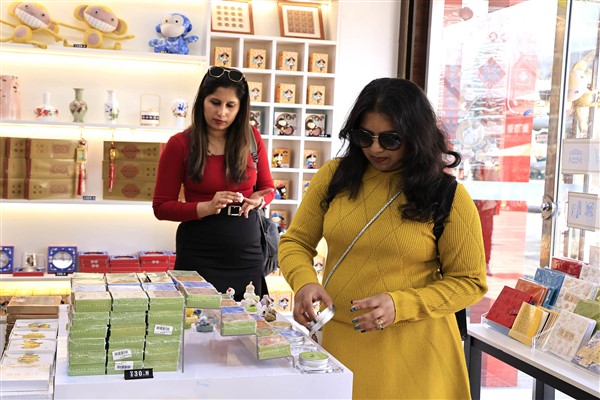 Çin’de anında vergi iadesinden yararlanan yabancı ziyaretçi sayısı 13 kat arttı<