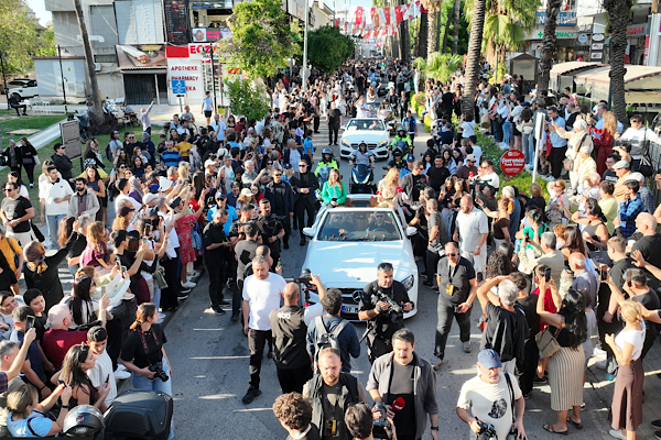 63. Uluslararası Antalya Altın Portakal Film Festivali geleneksel kortejle başladı<