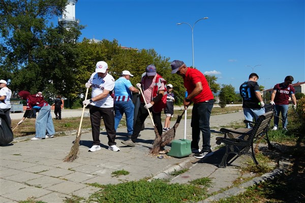 Düzce Trabzonlular Kültür ve Dayanışma Derneği, temizlik çalışması gerçekleştirdi<