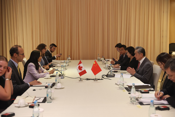 Wang Yi, Kanada, Avustralya ve Malezya dışişleri bakanları ile bir araya geldi<