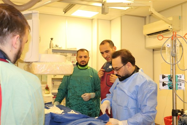 Harran Üniversitesi Hastanesi’nde aort anevrizmasına tam kapalı girişim<