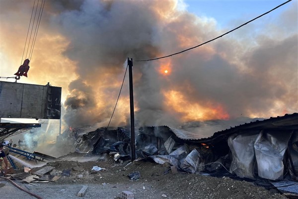 Defne Çekmece’de konteyner alanda yangın çıktı