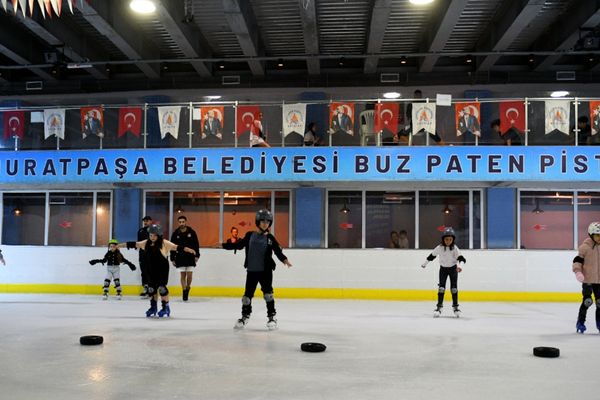 Dağyakası buz pisti yazın serinlemek isteyenleri ağırlıyor<