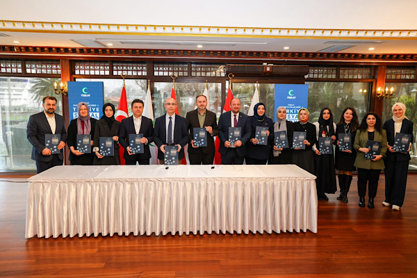 Sosyal medya hem bağımlılık oluşturuyor hem diğer bağımlılıklara zemin hazırlıyor<