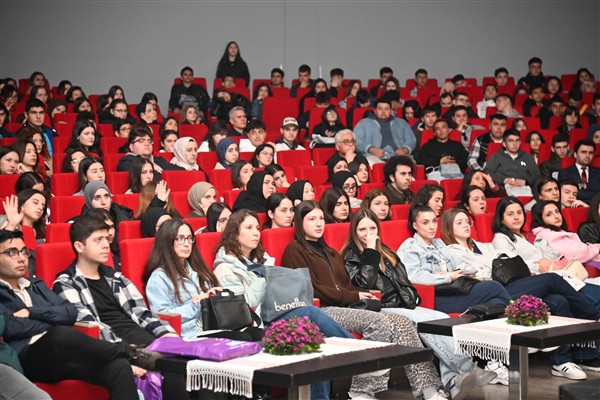 Manisa’da “Üniversite Tanıtım ve Kariyer Günleri” düzenlendi 