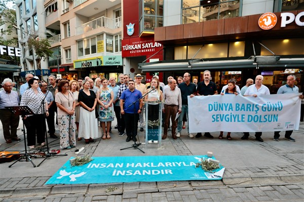 Konak'ta 1 Eylül Dünya Barış Günü dolayısıyla basın açıklaması düzenlendi