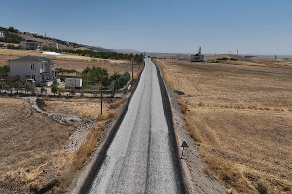 Diyarbakır’da yol yapım, bakım ve onarım çalışmaları sürüyor<
