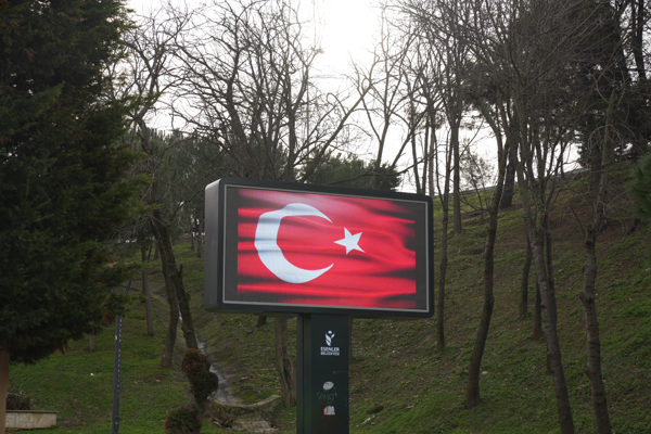 Esenler'de ekranlara Türk bayrağı yansıtıldı