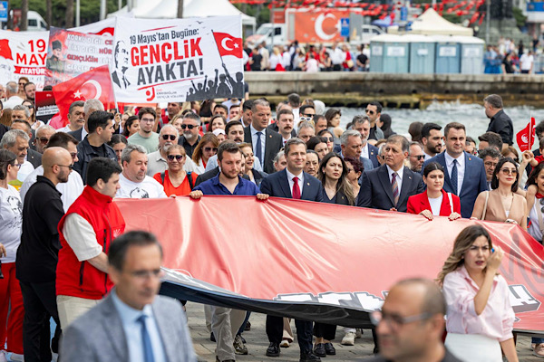 İzmir’de 19 Mayıs dolayısıyla tören ve yürüyüş gerçekleştirildi<