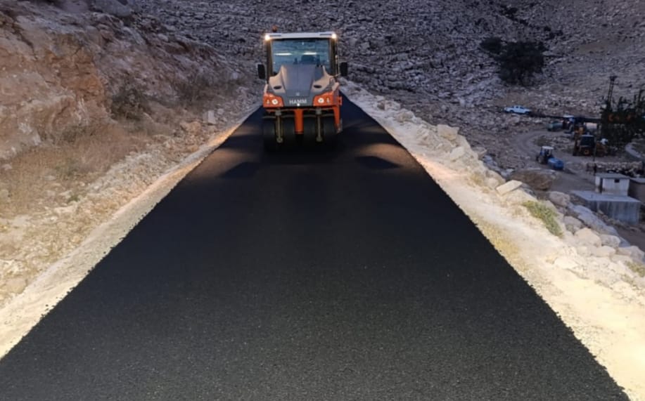 Siirt’te kırsal yollar sıcak asfaltla buluşuyor<