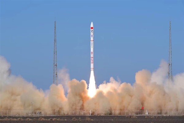 Çin'in ticari roketi CERES-1 Y4, beş uyduyu yörüngeye gönderdi
