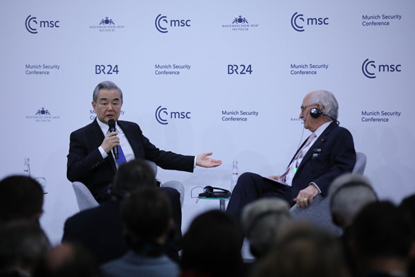 Wang Yi: Japonya’daki tehlikeli eğilimlere karşı dikkatli olunmalı<