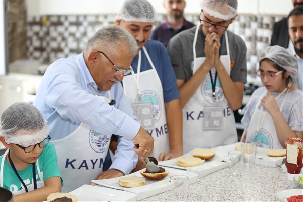 Engelsiz Yaşam Merkezi’nde çocuklara özel hamburger etkinliği<