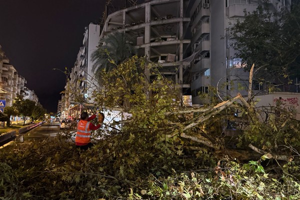 Antalya’da yağışın neden olduğu olumsuzluklara müdahale edildi <