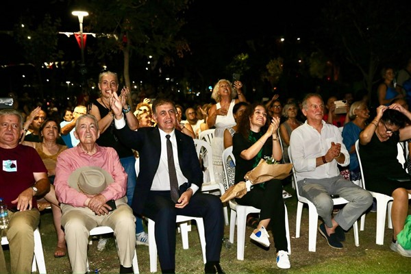 Başkan Tugay, Alaybey Mahalle Şenliği’ne katıldı<