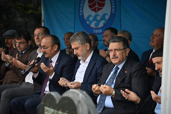 Eski AK Parti Trabzon Milletvekili Mustafa Cumur kabri başında anıldı<