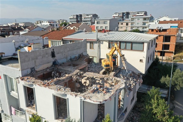 Osmangazi’de ruhsatsız katlara müdahale<