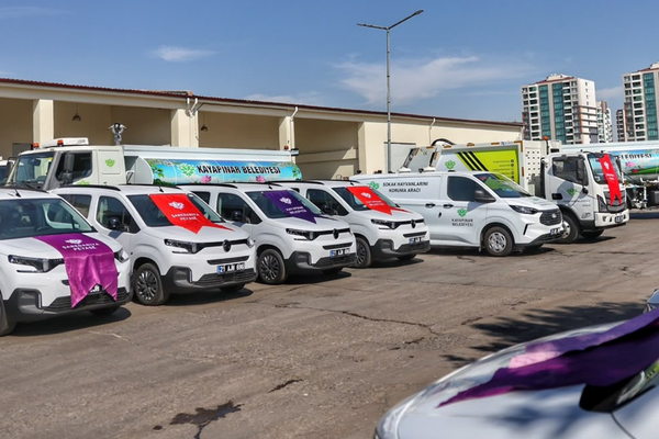 Kayapınar Belediyesi araç filosunu yeni araçlarla güçlendirdi