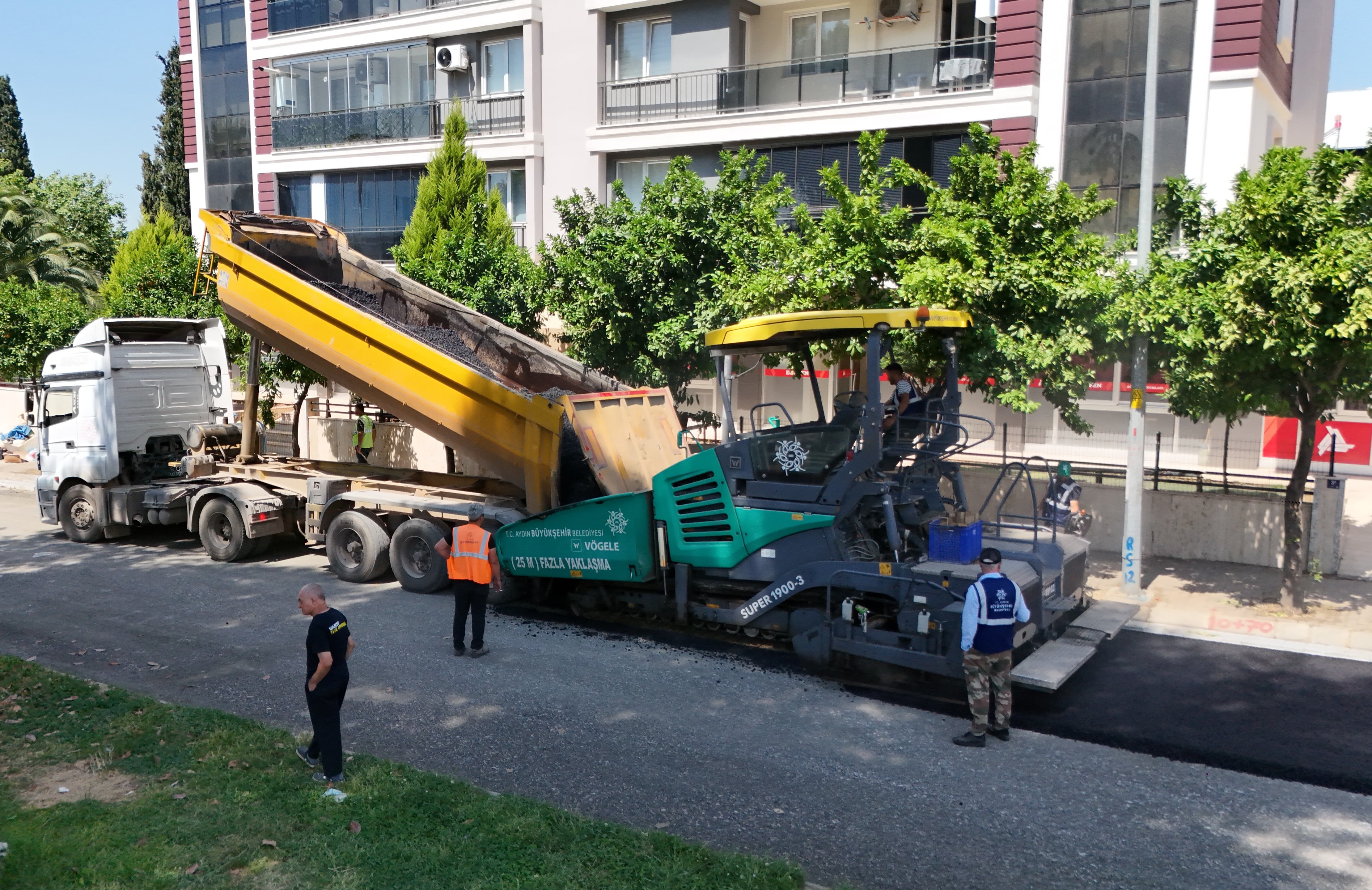 Aydın Büyükşehir Belediyesi'nden yol yapım ve yenileme çalışması<