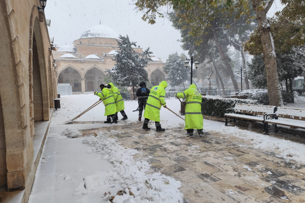 Eyyübiye’de kar yağışına karşı çalışmalar devam ediyor<