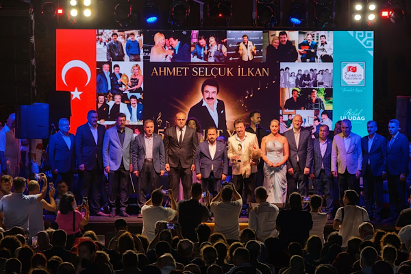 Ahmet Selçuk İlkan’ın 50. sanat yılı Adana’da konserle kutlandı<