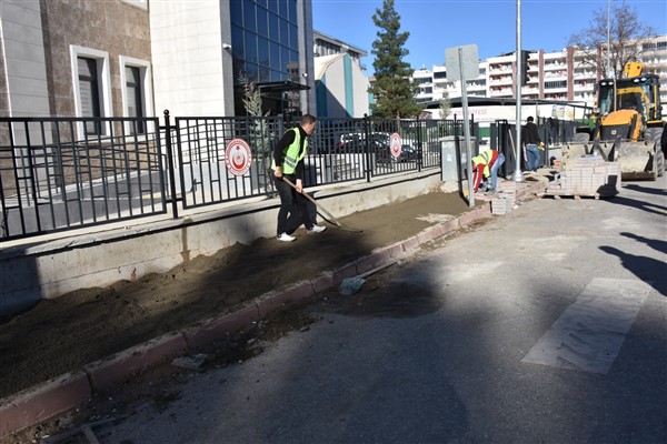 Siirt’te kaldırım taşı çalışmaları devam ediyor<