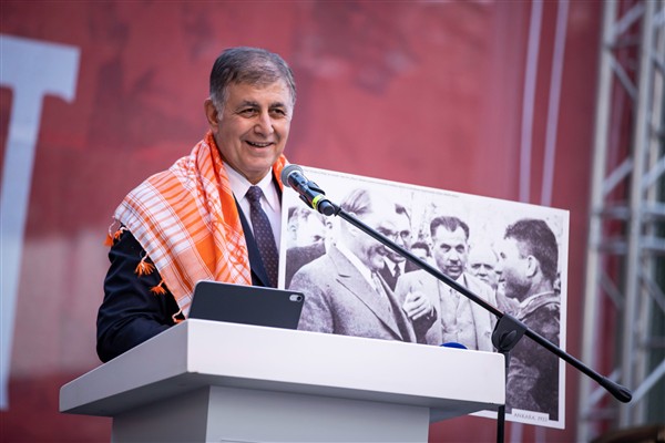 Başkan Tugay: Bayramları kutlamak en çok bu şehre yakışır<