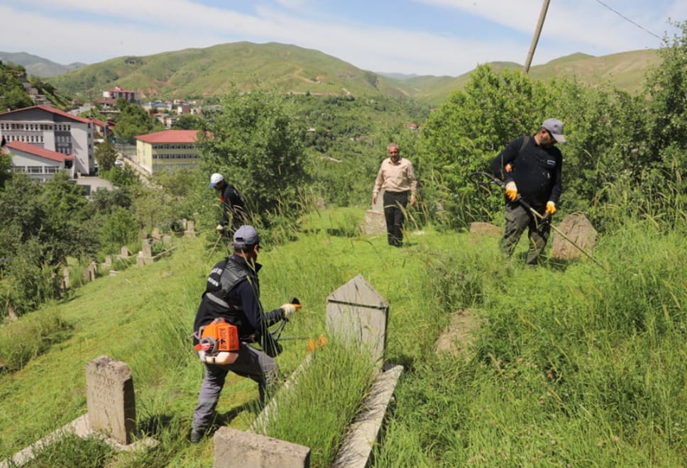 Bitlis Belediyesi’nden mezarlarda temizlik çalışması<