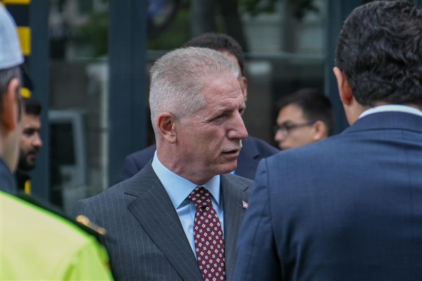 İstanbul Valisi Gül, Esenler'de 5 aileyi ziyaret etti