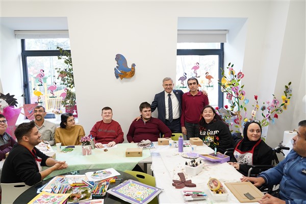 Üsküdar Belediyesi engelli çocuklara özel hediye dağıttı