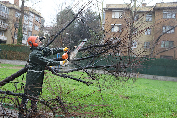 Bursa’da fırtınaya karşı ekipler seferber oldu<