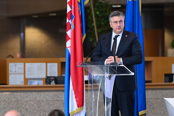 Plenkovic: Hırvat halkı için projeleri desteklemeye devam edeceğiz<