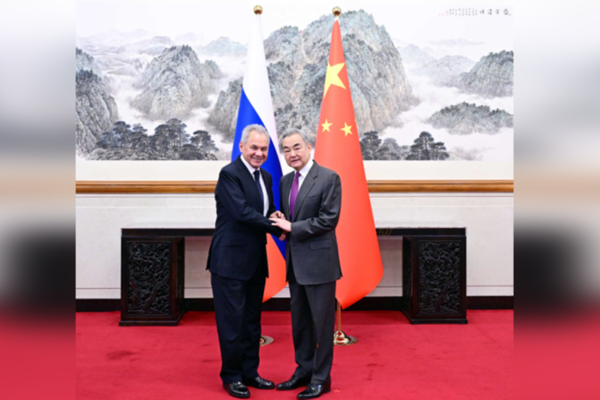 Wang Yi ve Şoygu bir araya geldi<