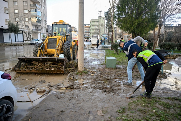 Bornova’da ekipler tarafından su baskınlarına müdahale edildi<