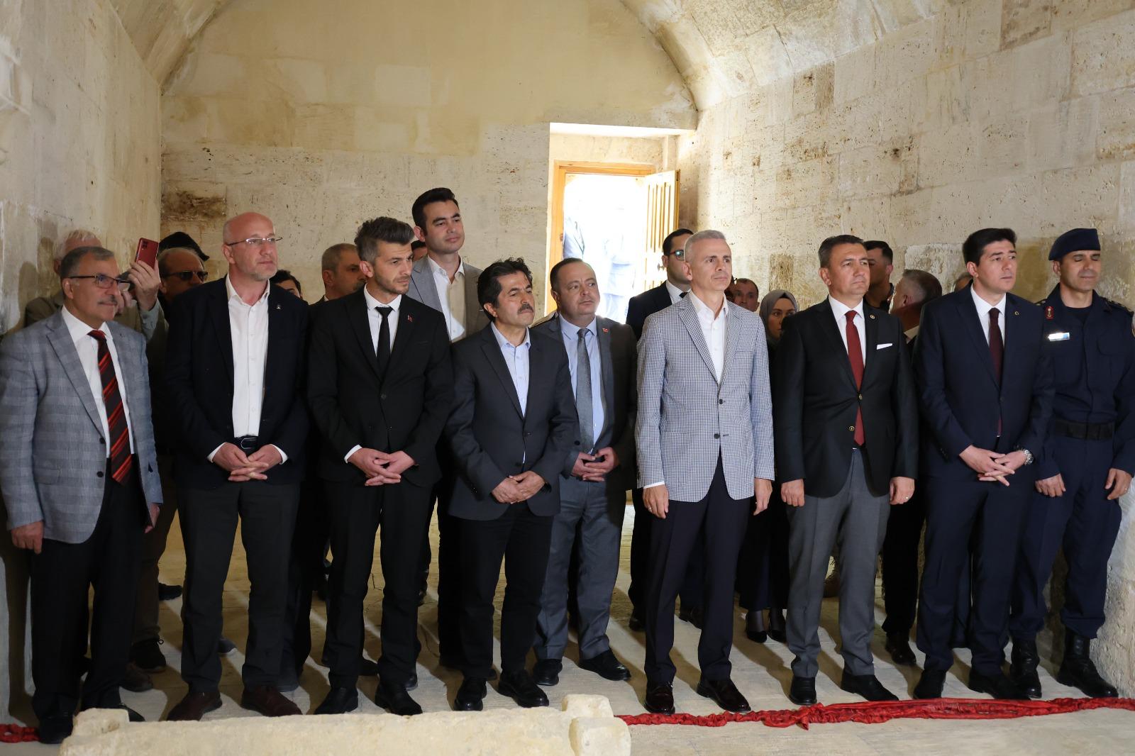 Vali Çiçekli'den Karamanoğlu Mehmet Bey’in türbesine ziyaret<