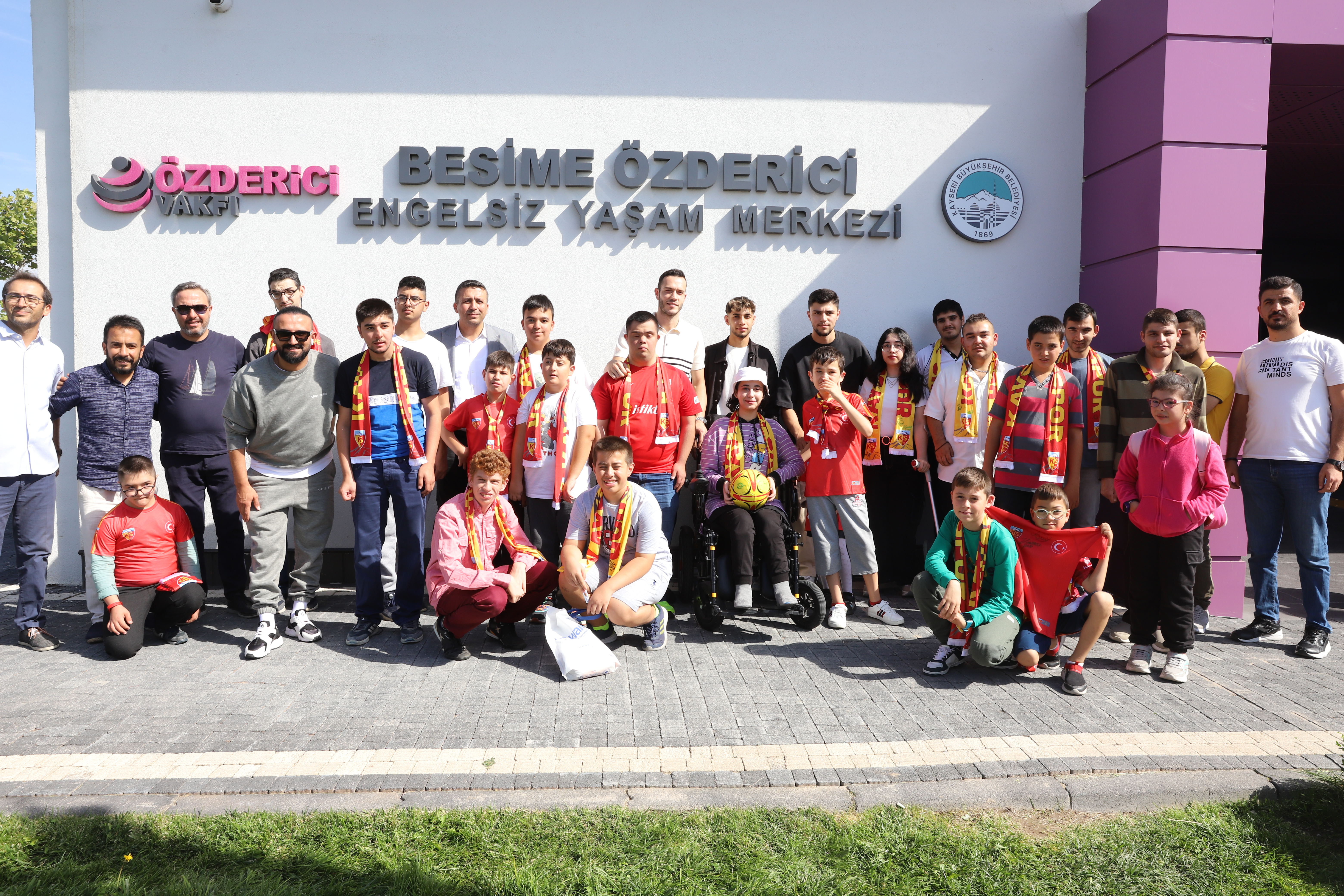 Kayseri Engelsiz Yaşam Merkezi öğrencileri, Kayserispor futbolcularıyla buluştu<