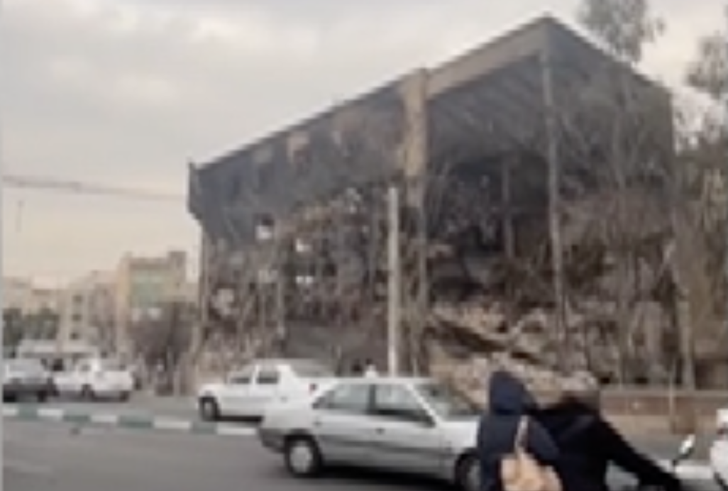 Tahran’da dükkanlar ve banka ateşe verildi<