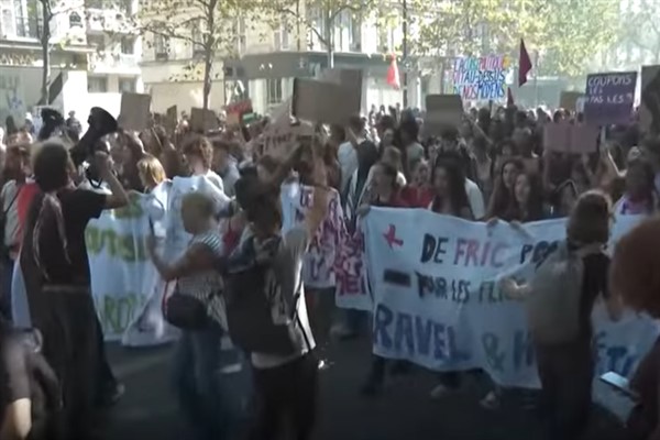 Fransa genelinde yüz binlerce kişi grev ve protestolara katıldı<