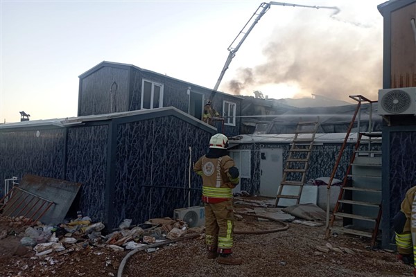 Manisa’da işçi konteynerinde çıkan yangın söndürüldü