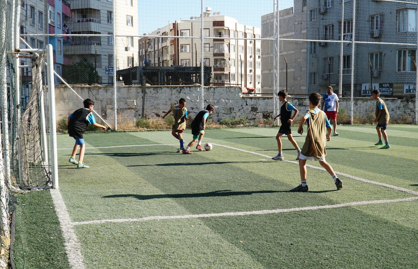 Haliliye'de yaz futbol kursu, çocuklar tarafından yoğun ilgi gördü<